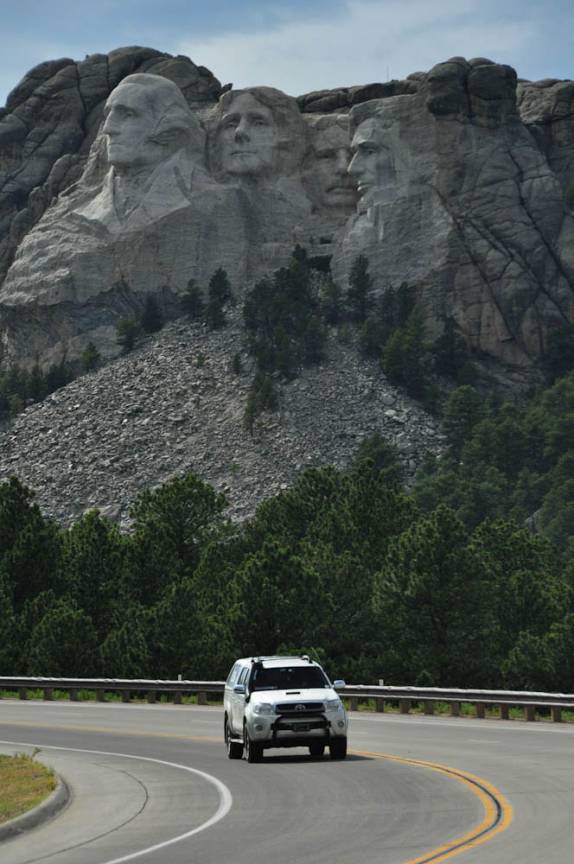 A Fiona passa sobre o Mount Rushmore, na região das Black Hills, em South Dakota, nos Estados Unidos